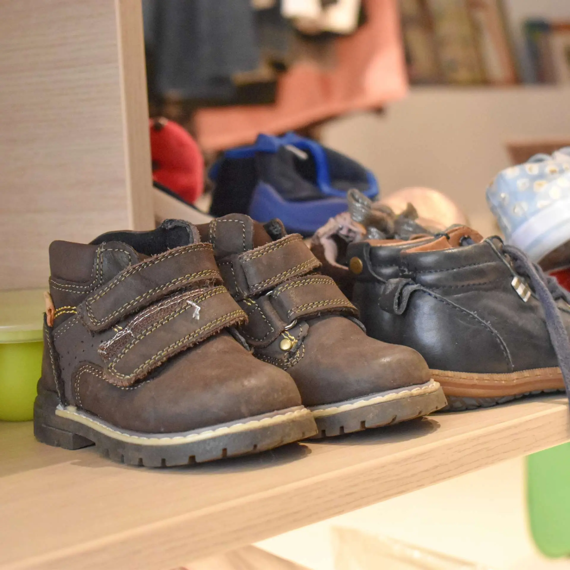 Schoentjes in sociaal winkeltje GAGK Rupelstreek te Boom